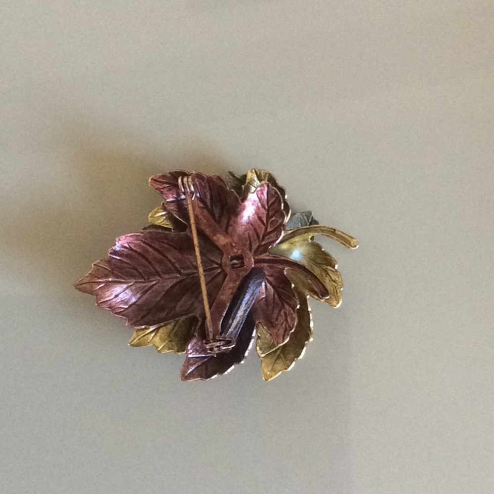 Maple leaf brooch. - Picture 4 of 6